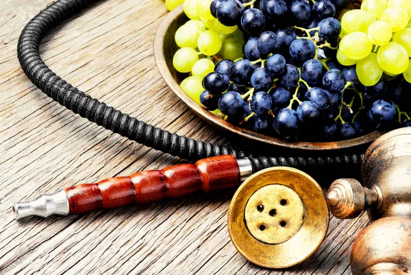 Este Shisha Hookah Con Uvas Aromáticas Para Relajarse Uvas Shisha — Foto de Stock