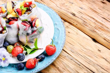 Taze çeşitli Japon yaz meyve kümesiyle rulo