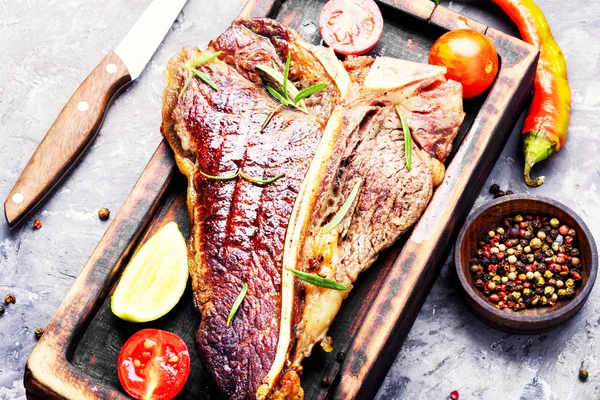 Bife Carne Grelhada Com Especiarias Tábua Corte — Fotografia de Stock