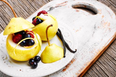 Frenk üzümü ve ahududu dolgu ile sonbahar armut