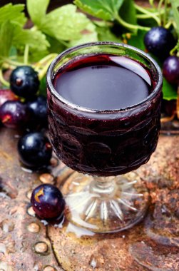 Lezzetli ev yapımı, siyah üzümlü alkollü kokteyl.