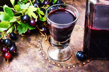Siyah frenk üzümünden ev yapımı likör.