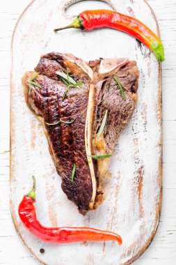 Baharat kesme tahtası üzerinde ızgara antrikot Biftek Biftek