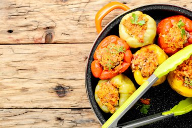 Kırmızı ve sarı bell Biber pilav ile doldurulmuş ve kıyılmış et