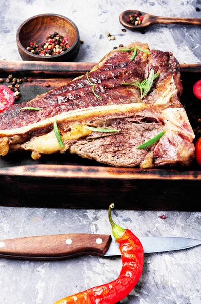 Bife Carne Grelhada Com Especiarias Tábua Corte — Fotografia de Stock