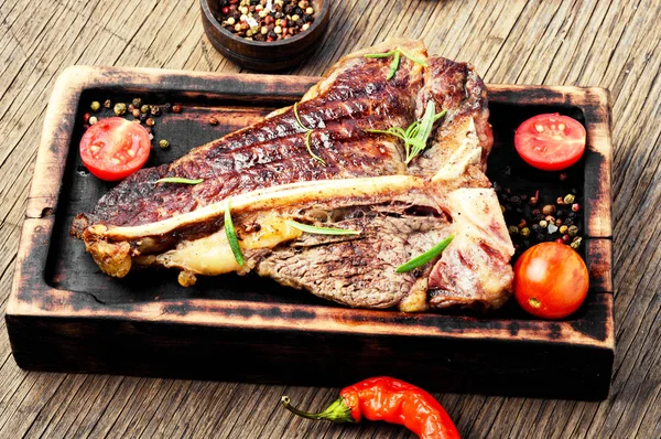 Gegrilde Ribeye Biefstuk Met Kruiden Snijplank — Stockfoto