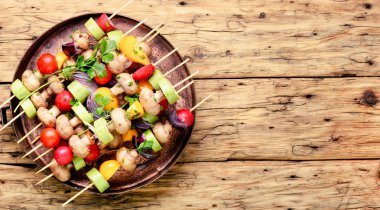 Izgara sebze Kebap şişleri domates, biber, mantar, kabak ve soğan üzerinde. Diyet Barbekü. Vegan şişleri