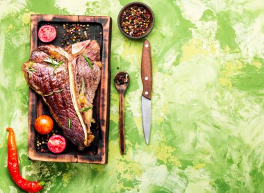 Baharat kesme tahtası üzerinde ızgara antrikot Biftek Biftek