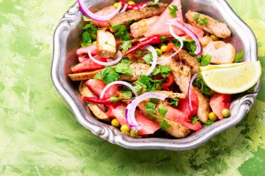 Dana biftek, karpuz ve baharatlar ile yaz salatası