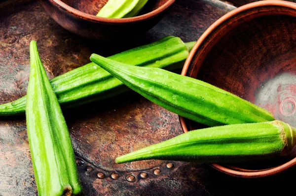 Verse Oogst Rauwe Groene Biologische Okra Retro Achtergrond Vegetarisme — Stockfoto