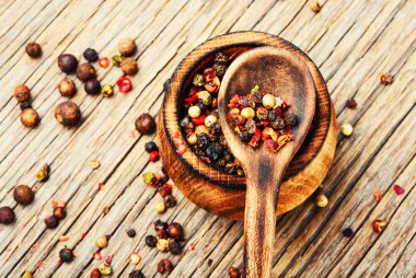 Biber biber kutusunda ahşap arka plan üzerinde ürün yelpazesine