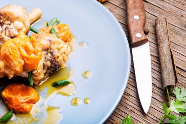 Tavuk kayısı sos ihtiva eder. Yaz et yemek