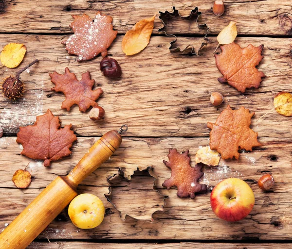 秋は紅葉 リンゴ 落ち葉の形のクッキーを秋の静物 秋のコンセプト — ストック写真