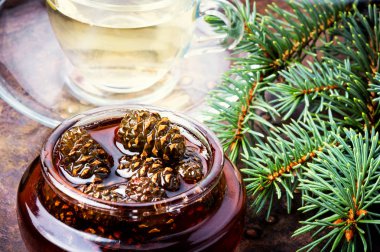 Çam kozalakları çaya gelen sağlıklı tıbbi reçel. Doğal Tıp