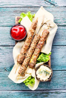 Türk geleneksel yemeği et kebabı otlar ve baharatlar. Beyaz mutfak