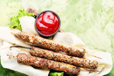 Türk geleneksel yemeği et kebabı otlar ve baharatlar. Beyaz mutfak. Barbekü
