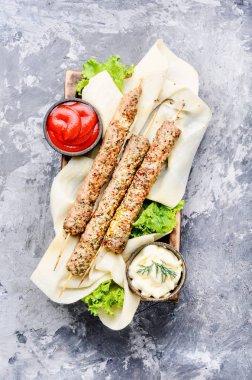 Türk geleneksel yemeği et kebabı otlar ve baharatlar. Beyaz mutfak