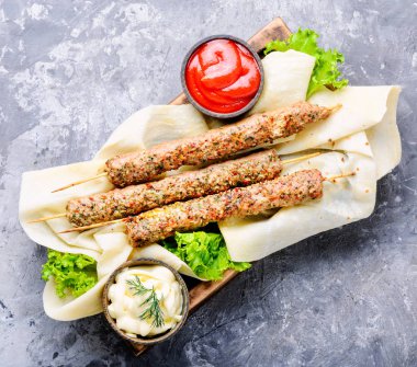 Türk geleneksel yemeği et kebabı otlar ve baharatlar. Doğu mutfağı.