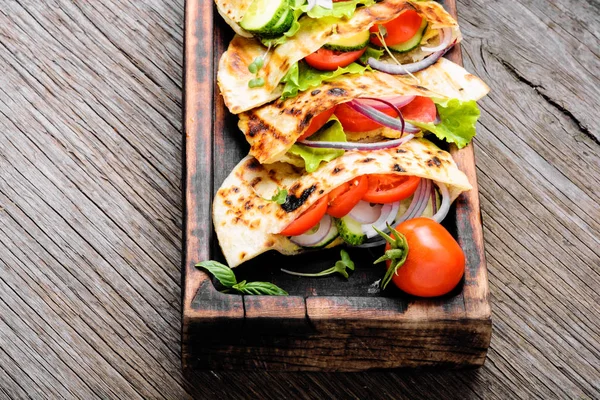 Taze sebze vejetaryen Pita sandviç. Diyet yiyecek. Vegan.