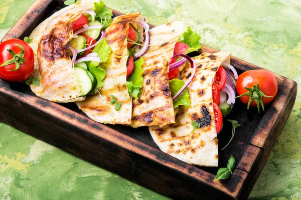 Sandwich Pita Vegetariano Con Verduras Frescas Alimento Dietético Vegano —  Fotos de Stock