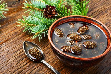 Çam kozalakları üzerinden Ev yapımı tıbbi reçel. Doğal Tıp