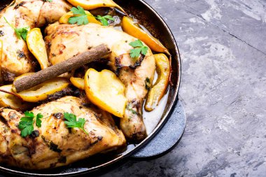 Tavuk armut sos ihtiva eder. Sonbahar et yemek