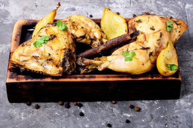 Tavuk armut sos ihtiva eder. Sonbahar et yemek