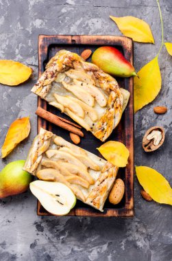 Rustik pasta armut ve düşen sonbahar yaprakları ile. Sonbahar mutfak.