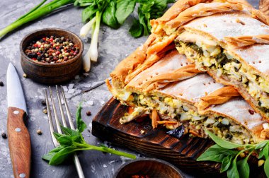 Yumurta, ıspanak ve soğan doldurma ile ev yapımı pasta