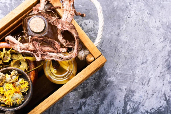 Tıbbi otlar ve ve kökleri. Alternatif Tıp kavramı. Bitkisel ilaç. Çeşitli doğal tıbbi ot ve kökleri