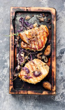 Sos soğan ve incir ile domuz eti pişirdim. Meyve soslu biftek