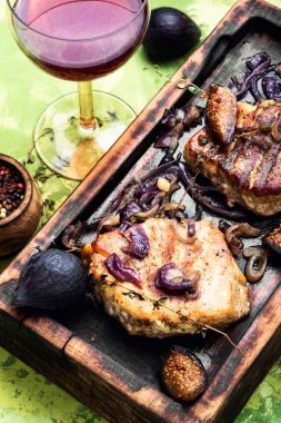 Sos soğan ve incir ile domuz eti pişirdim. Meyve soslu biftek