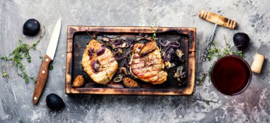 Sos soğan ve incir ile domuz eti pişirdim. Meyve soslu biftek