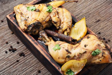 Tavuk armut sos ihtiva eder. Sonbahar et yemek