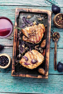 Sos soğan ve incir ile domuz eti pişmiş