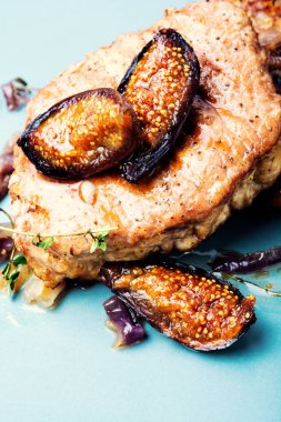 Plaka üzerinde incir ile ızgara et biftek. İncir soslu biftek