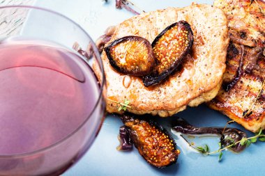 Plaka üzerinde incir ile ızgara et biftek. İncir soslu biftek