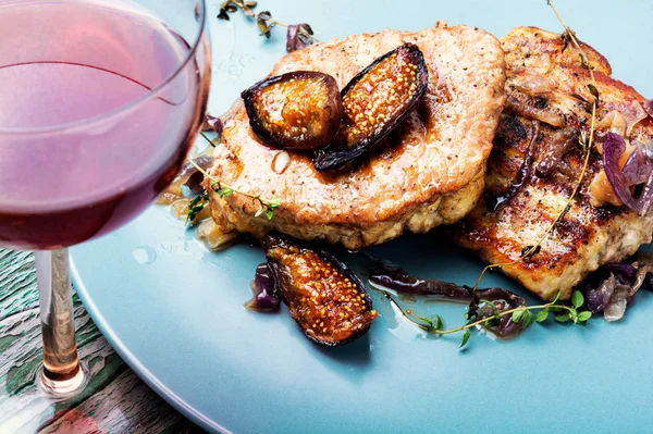 Plaka üzerinde incir ile ızgara et biftek. İncir soslu biftek