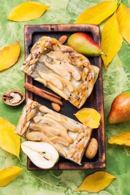 Rustik pasta armut ve düşen sonbahar yaprakları ile. Sonbahar mutfak.