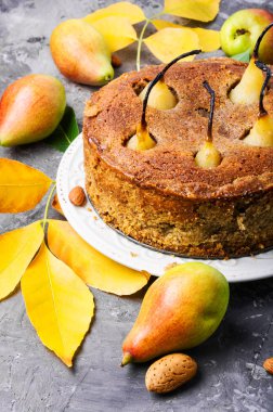 Rustik pasta armut ve düşen sonbahar yaprakları ile. Sonbahar mutfak.