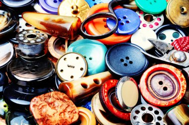 Giyim için plastik düğmeler karışımı. Düğmeleri arka plan yaptı. Düğmeleri farklı boyutlarda