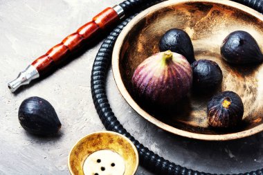 Moda meyve sigara nargile incir bir tütün lezzet ile. Doğu shisha. Sigara nargile.