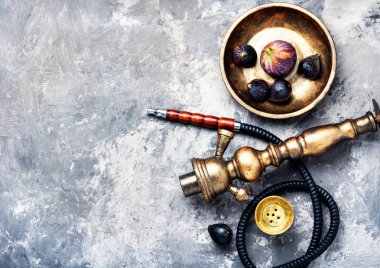 Moda meyve sigara nargile incir bir tütün lezzet ile. Doğu shisha. Sigara nargile.