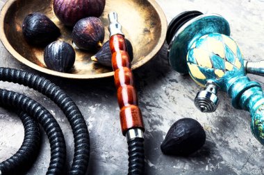 Aroma relax için incir ile Türk shisha nargile. İncir shisha. Sigara nargile.