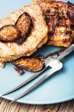 Fırında etli soğan ve incir plaka üzerinde. İncir soslu biftek