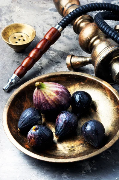 Aroma relax için incir ile Türk shisha nargile. İncir shisha. Sigara nargile.