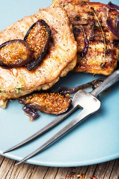 Fırında etli soğan ve incir plaka üzerinde. İncir soslu biftek