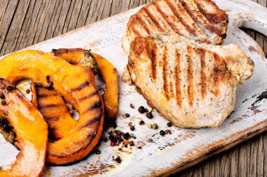 Fırında etli kabak kesme tahtası üzerinde. Biftek kabak ile