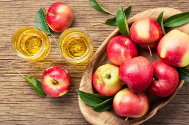 Kırsal zeminde taze elmalı elma şarabı. Elma şırası tazeleyici.