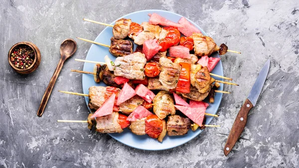 Carne Shish Kebab Pinchos Con Sandía Comida Oriental —  Fotos de Stock